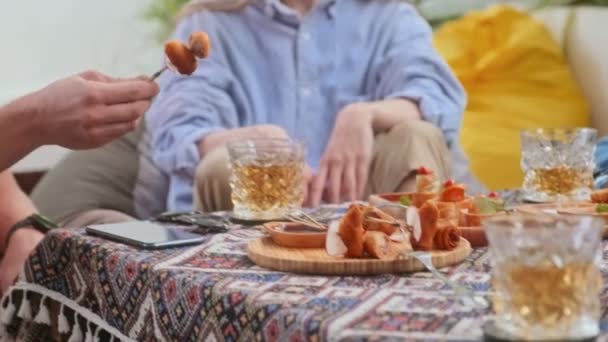 Incliner Plan Homme Donnant Snack Petite Amie Tout Traînant Dans — Video