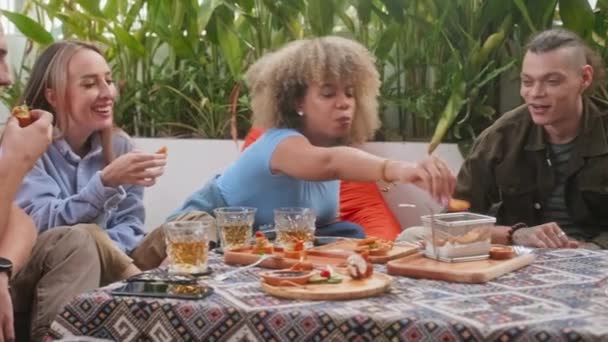 Arkadaşların Kafede Beraber Takılırken Atıştırmalık Içtikleri Orta Boy Bir Fotoğraf — Stok video