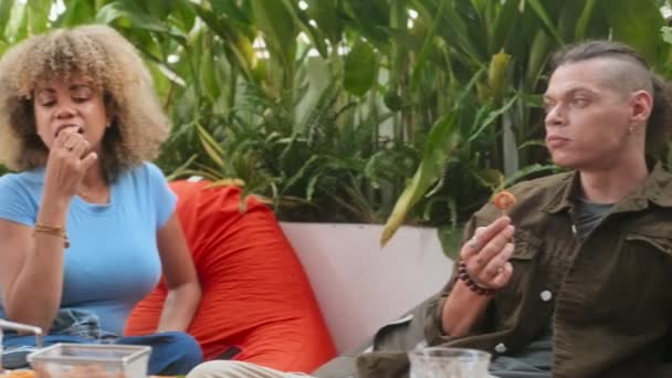 Tiro Médio Amigos Comendo Lanches Bebendo Conversando Enquanto Estavam Juntos — Vídeo de Stock