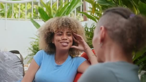 Férfi Válla Fölött Beszélget Barátnőjével Miközben Együtt Lóg Szabadban Kávézóban — Stock videók