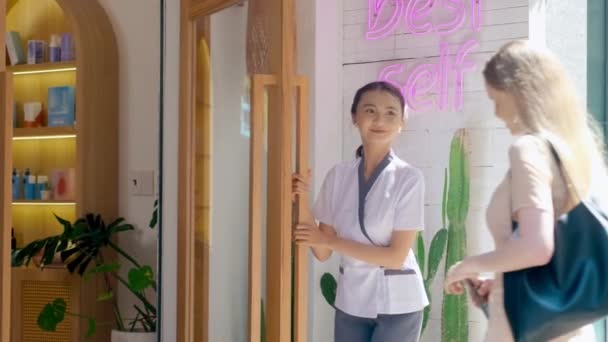 Visszapillantás Fiatal Női Ügyfél Belép Spa Szalon Admin Megnyitja Kapuit — Stock videók
