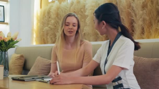 Ofisteki Bayan Müşterilerin Kişisel Bilgileriyle Doldurulan Spa Salonu Yöneticisinin Orta — Stok video