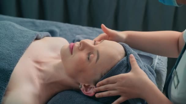 Spa Salonundaki Kadın Müşterinin Yüz Spa Prosedürünü Yakından Çek Estetikçi — Stok video