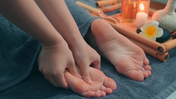 Vue Rapprochée Des Mains Féminines Faisant Massage Des Pieds Sur — Video