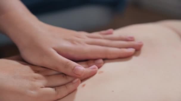 Vista Ravvicinata Del Massaggiatore Che Massaggio Alla Schiena Sulla Procedura — Video Stock