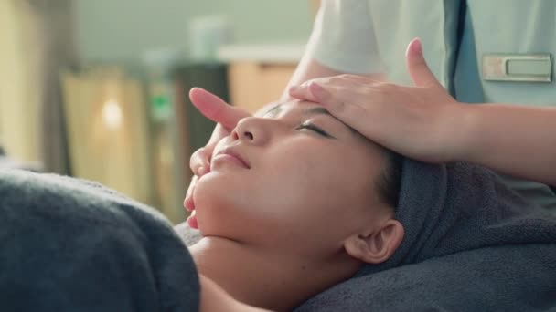 Nahaufnahme Von Junger Frau Bekommt Gesichtsmassage Von Kosmetikerin Wellness Salon — Stockvideo