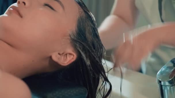 Tilt Shot Young Woman Getting Hair Cleanse Procedure Spa Salon — Stok Video
