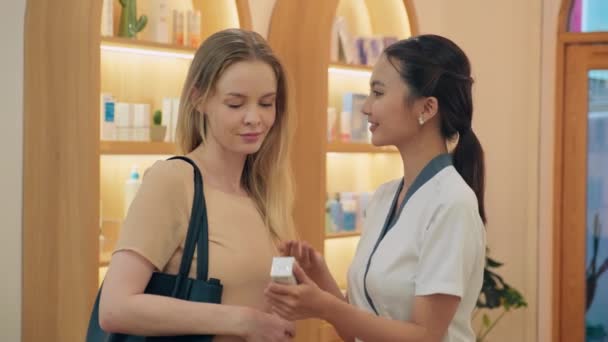 Tiro Médio Cosmetologist Que Recomenda Nata Cuidado Pele Mulher Jovem — Vídeo de Stock