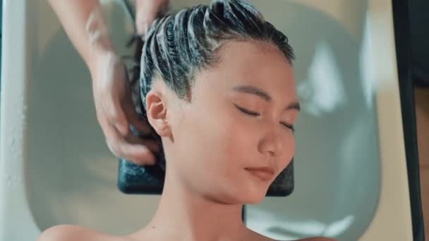 Sudut Tinggi Menutup Gambar Wanita Muda Mendapatkan Prosedur Pembersihan Rambut — Stok Video