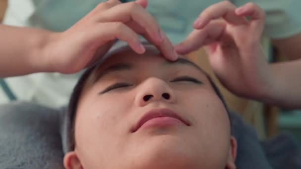在美容院的温泉疗程中 大量女性患者接受抗年龄的额头按摩 — 图库视频影像