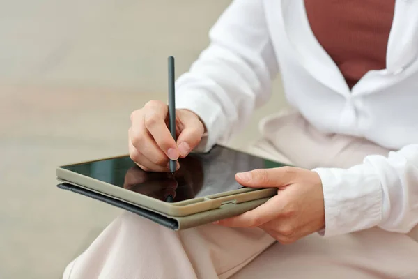 Κλείσιμο Εικόνας Της Επιχειρηματία Υπογραφή Ηλεκτρονικών Εγγράφων Στον Υπολογιστή Tablet — Φωτογραφία Αρχείου