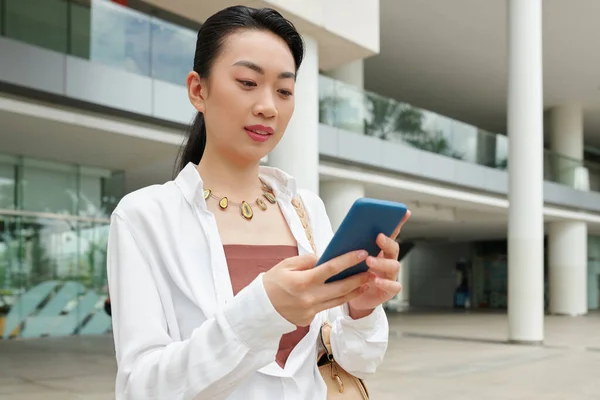 Cheerful Business Woman Reading Text Messages Her Coworker Standing Outdoors — Stock Photo, Image