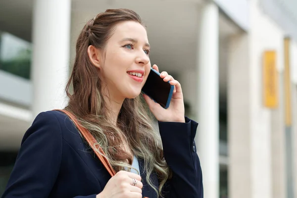 Retrato Empresária Excitada Falando Telefone Com Colega Trabalho — Fotografia de Stock
