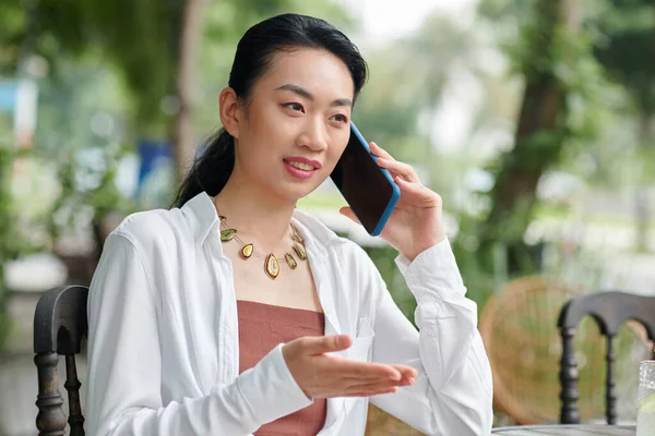 Portret Uśmiechniętej Kobiety Przedsiębiorcy Rozmawiającej Przez Telefon Kolegą — Zdjęcie stockowe