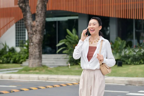 Radosna Młoda Bizneswoman Śmieje Się Gdy Rozmawia Przez Telefon Podczas — Zdjęcie stockowe