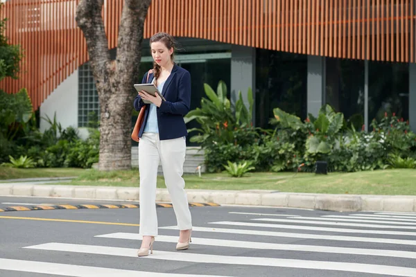 Geschäftsfrau Liest Dokument Auf Tablet Computer Beim Überqueren Der Straße — Stockfoto