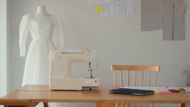 Dikiş Makinesi Dijital Tablet Beyaz Elbise Arka Planda Çizimler Olan — Stok video