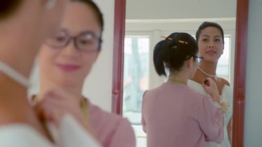 Atölyedeki genç gelinin giyimine terzi iğneleme dekorasyonunun odak noktası