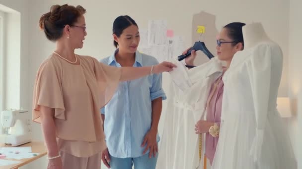 Médio Tiro Longo Mãe Filha Escolhendo Melhor Vestido Noiva Salão — Vídeo de Stock