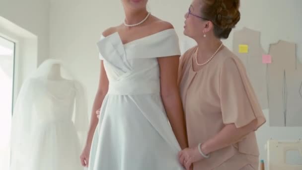 Luta Upp Skott Glad Mor Tittar Dotter Vacker Vit Bröllopsklänning — Stockvideo