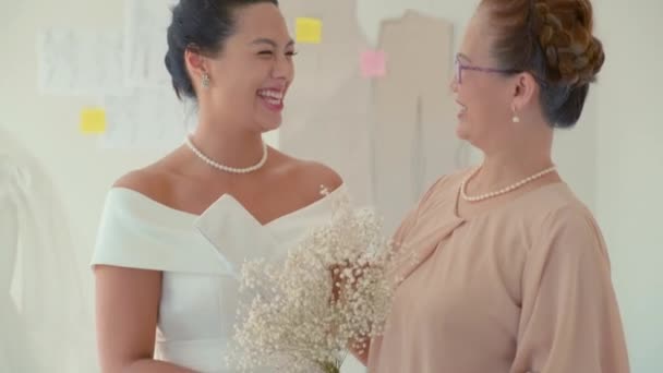 Portrait Mariée Heureuse Avec Mère Jour Mariage Tenant Des Fleurs — Video