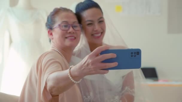 Średnie Ujęcie Matki Córki Sukni Ślubnej Robiących Selfie Smartfonie Studio — Wideo stockowe