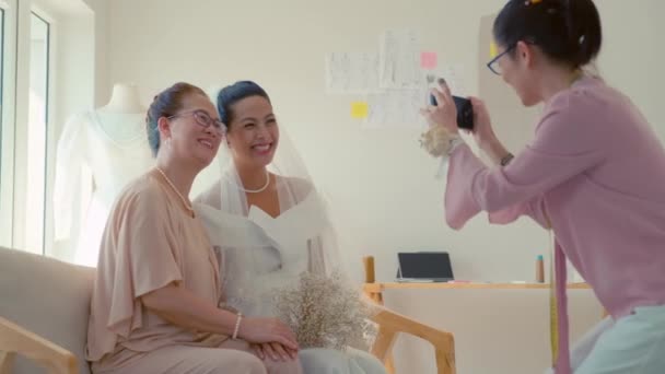 Plan Long Moyen Fille Robe Mariée Mère Posant Pour Photo — Video