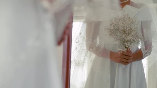 Incline Tiro Noiva Jovem Vestido Noiva Branco Elegante Véu Com — Vídeo de Stock