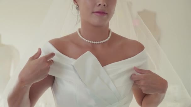 Tiro Médio Noiva Vestido Noiva Branco Elegante Véu Preparando Para — Vídeo de Stock