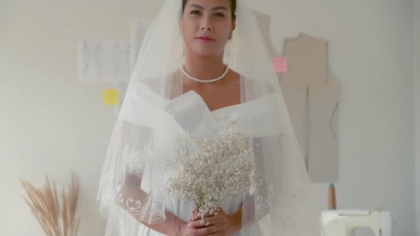 Наклоните Портрет Счастливой Невесты Элегантном Белом Свадебном Платье Вуаль Позирует — стоковое видео