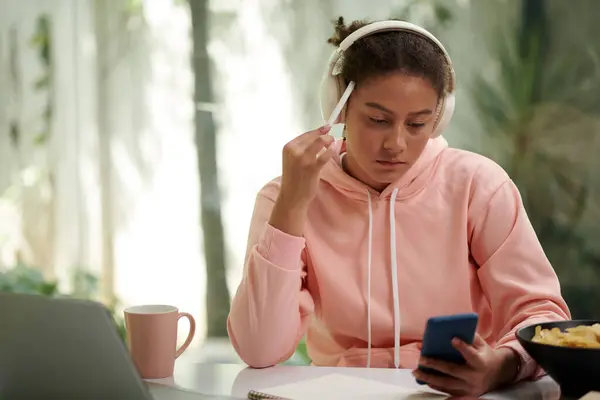 Pensive School Student Headphones Reading Article Smartphone Her School Project — Stock Photo, Image