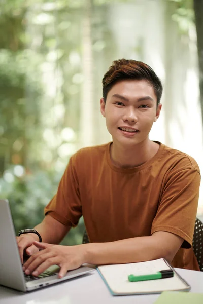 Πορτρέτο Του Χαμογελαστού Φοιτητή Πληροφορικής Που Εργάζεται Φορητό Υπολογιστή Στο — Φωτογραφία Αρχείου