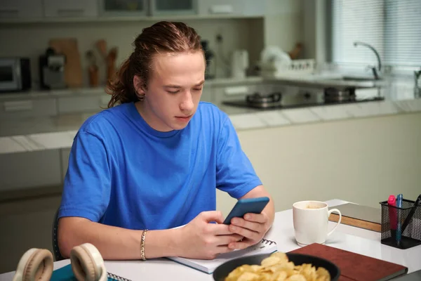 Öğrenci Sabah Kahvesini Içiyor Sosyal Medyayı Akıllı Telefondan Kontrol Ediyor — Stok fotoğraf