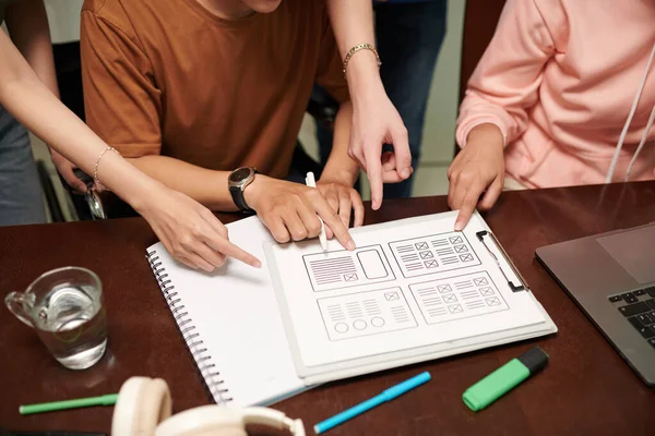 Die Hände Der Studenten Zeigen Auf Den Wireframe Der Website — Stockfoto