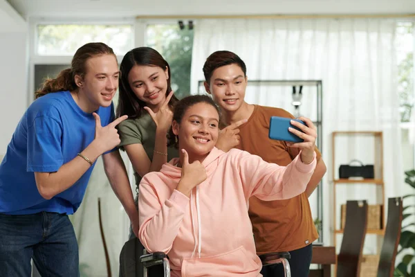 Usmívající Dospívající Dívka Zdravotním Postižením Přičemž Selfie Svými Přáteli — Stock fotografie