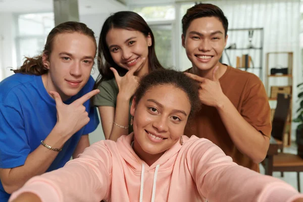 Groupe Diversifié Adolescents Souriants Prenant Selfie Ensemble — Photo