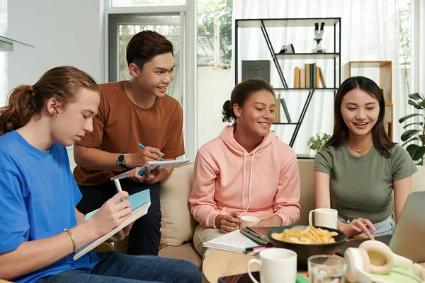 Gruppe Von Teenagern Isst Snacks Wenn Sie Hause Lernen — Stockfoto