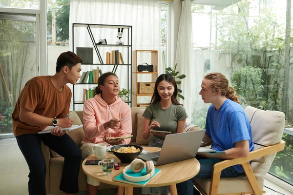 Group Diverse Teenagers Gathered Home Discuss School Project — Stock Photo, Image