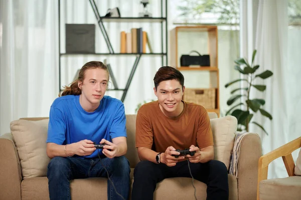 Beste Freunde Beim Gemeinsamen Videospiel Hause — Stockfoto