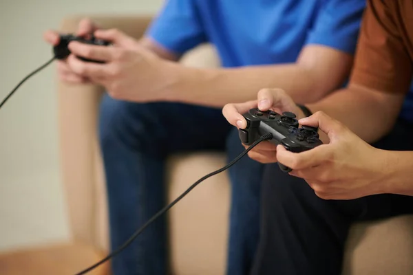 Handen Van Tiener Jongens Spelen Videogame Samen Thuis — Stockfoto