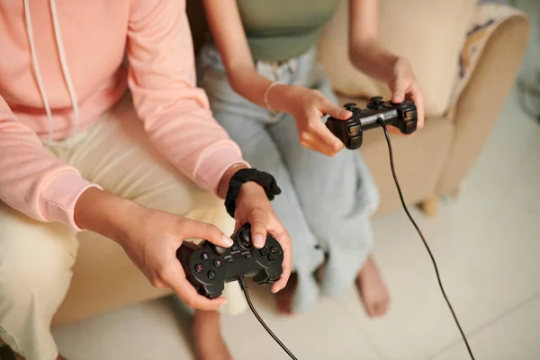 Mãos Meninas Adolescentes Jogando Videogame Casa Para Relaxar Depois Das — Fotografia de Stock