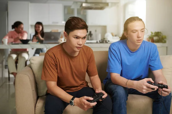 Serious Teenage Boys Playing Videogames Home Friends Doing Homework Background — Stock Photo, Image