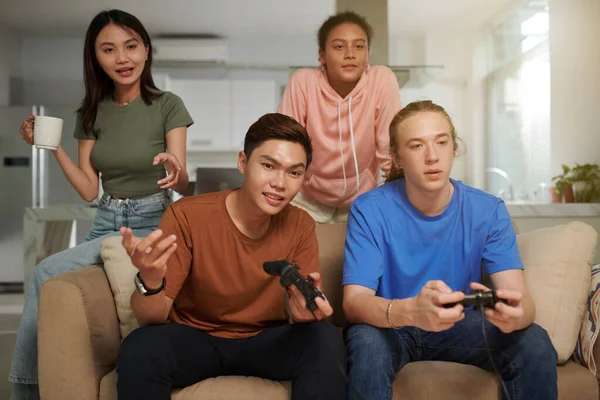 Teenage Girls Cheering Boyfriends Paying Videogame Home — Stock Photo, Image