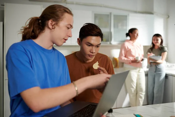 Μαθητής Πληροφορικής Που Δείχνει Κωδικό Προγραμματισμού Συμμαθητών Στην Οθόνη Laptop — Φωτογραφία Αρχείου