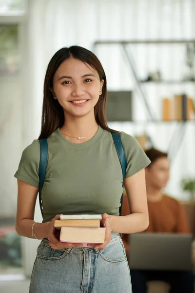 Χαρούμενη Μαθήτρια Λυκείου Που Κρατούσε Βιβλία Που Πήρε Στη Βιβλιοθήκη — Φωτογραφία Αρχείου