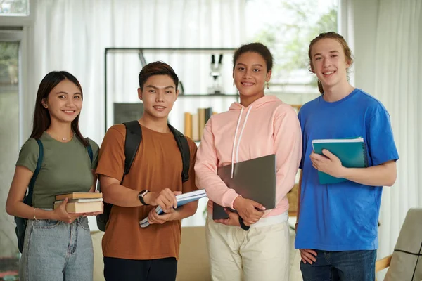 Groep Van Vrolijke Diverse Studenten Met Boeken Laptop — Stockfoto