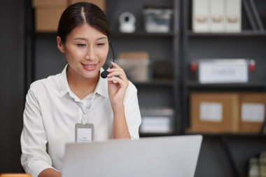 Servis yöneticisi, istemciden gelen video çağrısına cevap veriyor