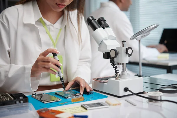 Reparação Trabalhador Serviço Examinando Componentes Computador — Fotografia de Stock