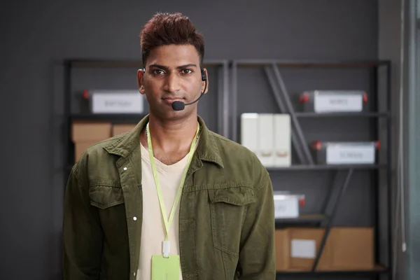 Διαχειριστής Της Επισκευής Υπηρεσία Φορώντας Ακουστικά Κατά Συζήτηση Τον Πελάτη — Φωτογραφία Αρχείου