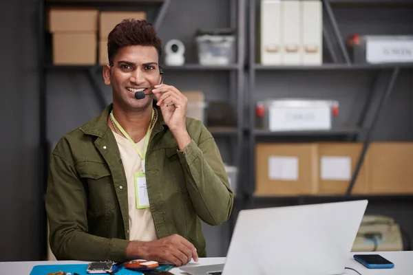 Portrait Repairing Service Manager Answering Phone Call Client — Stock Photo, Image
